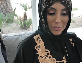 Muslim Wife Takes The IT Guy's Dick