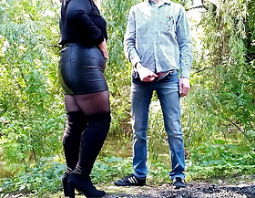 MILF beside leather skirt gets a millstone on the groom botheration outdoors