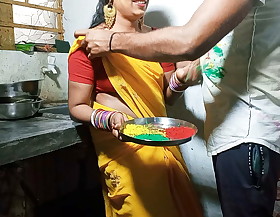 HOLI Par Sexy Bhabhi ko Color Lagakar Kitchen Stand Par Khood Choda