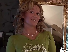 Mature cougar lets a lucky youthful man piss all over her
