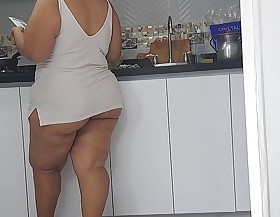I masturbate watching my stepmother's big rear end in the kitchen