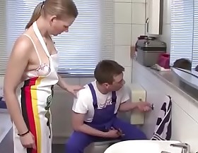 Mutti ueberredet den azubi handwerker ihren arsch zu ficken