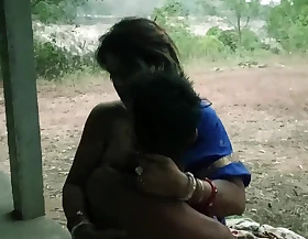 Hot Aunty Having Sex with Housebreaker readily obtainable Garden!! Indian Outdoor Sex