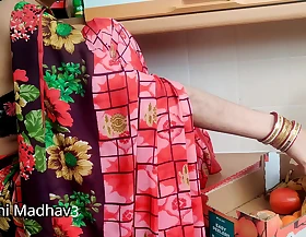 भारतीय देसी फल विक्रेता महिला ने सौदेबाजी के लिए ग्राहक के साथ ज़बरदस्त चुदाई हिंदी ऑडियो