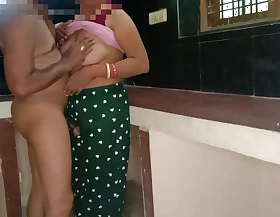 गर्लफ्रेंड की माँ को उसके घर के किचन में जबरदस्ती चोदा XXX Aunty Sex