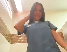 Enfermera Traviesa Se Masturba y Chorros En El Baño Del Hospital