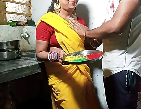 होली पर सेक्सी भाभी को रंग लगाकर किचन स्टैंड पर दर्दनाक चोदा Hardcore Bhabhi Fuck साफ हिंदी आवाज में