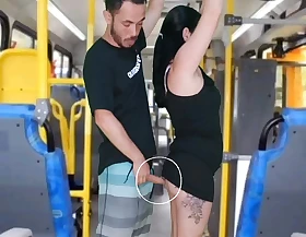 ABSURDO EM PUBLICO NO ÔNIBUS homem da esfrega o pau na morena ate gozar na sua bunda e vestido