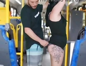 ABSURDO EM PUBLICO NO ÔNIBUS homem da esfrega o pau na morena ate gozar na sua bunda e vestido