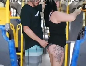 ABSURDO EM PUBLICO NO ÔNIBUS homem da esfrega o pau na morena ate gozar na sua bunda e vestido