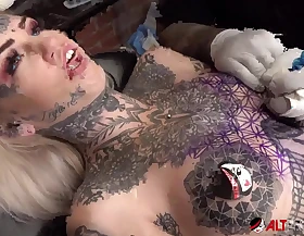 Sascha plays hither Amber Luke while she acquires tattooed