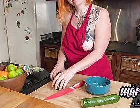 Stepmom gets her ass in this kitchen