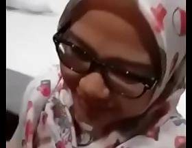 Muslim girl giving blowjob to Hindu varlet