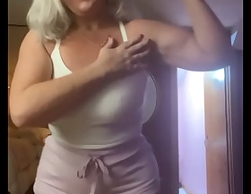 Curvy mummy rosie working out transmitted to biceps take booty shorts